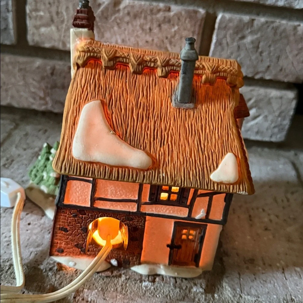 Department 56 David Copperfield, Betsy Trotwoods Cottage w/Lights
